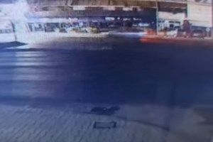 Σφοδρό τροχαίο στην Κηφισιά: Tesla έπεσε στην τζαμαρία καταστήματος – Τραυματίστηκε ο οδηγός και νοσηλεύεται