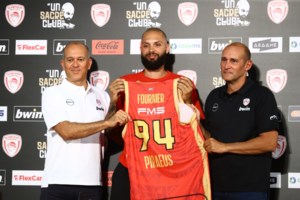 Αιώνιος θρύλος ο Γιώργος Πρίντεζης- Στην οροφή του ΣΕΦ για πάντα η φανέλα του - "Έσπασε" συναισθηματικά