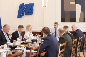 Με το χαρτί της "πολιτικής σταθερότητας" απαντά ο Μητσοτάκης σε Σαμαρά & Καραμανλή - Ερχονται νέες παρεμβάσεις τους