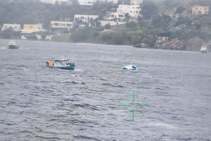 Νέα τραγωδία στο Αιγαίο: Τέσσερις νεκροί μετανάστες μετά από ναυάγιο στη Λέσβο - 21 οι αγνοούμενοι [εικόνες - βίντεο] - εικόνα 2