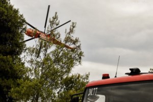 Φωτιά σε μηχανή στην έξοδο του Κηφισού προς Πειραιά - Έλιωσαν τα προστατευτικά plexiglass [βίντεο]