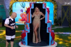 Έλενα Παπαρίζου: Τα... μυθικά πόδια της χωρίς ρετούς - Με κοντό σορτσάκι στη Γλυφάδα για ψώνια [Εικόνες]