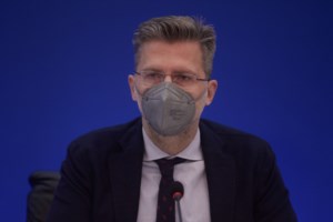 Σκέρτσος μετά τον σάλο για τους ανεμβολίαστους αστυνομικούς: Βιαστική διατύπωση - Τα παπαγαλάκια του ΣΥΡΙΖΑ παραπληροφορούν - εικόνα 2