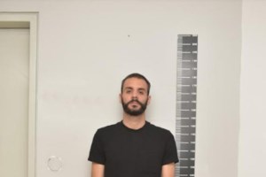 Απίστευτο: Φτερνίστηκε και έπεσε με το αυτοκίνητό του σε χαντάκι - εικόνα 2