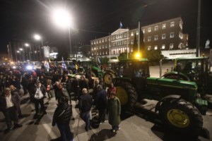 Στο Σύνταγμα θα κοιμηθούν οι αγρότες - "Τα μπλόκα θα ξαναστηθούν εάν δεν λυθούν τα προβλήματά μας" [εικόνες - βίντεο] - εικόνα 5
