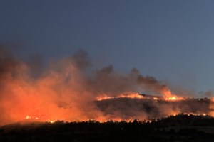 Ναύπακτος: Η στιγμή που ξεσπά η μεγάλη φωτιά που προκάλεσε εκκένωση οικισμών - [βίντεο]