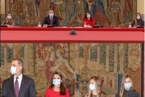 Βασίλισσα Λετίσια: Ντεμπούτο στο 2021 με μονοχρωμία, μάξι και λουστρίνι - εικόνα 26