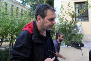 Καρέ καρέ η απόπειρα δολοφονίας στον Στέφανο Χίο - Ο ένοπλος σκύβει και πυροβολεί
