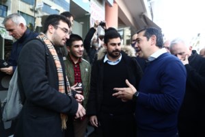 Αλέξης Τσίπρας: Άκουσε τα παραδοσιακά χριστουγεννιάτικα κάλαντα με την Μπέτυ Μπαζιάνα στην Κουμουνδούρου - εικόνα 2