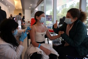 Open: Ερευνα για παρενέργειες του Pfizer - Υπό έλεγχο ένας θάνατος και ένα σοβαρό επεισόδιο κολπικής μαρμαρυγής