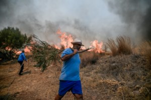 Μεγάλη φωτιά στην Κερατέα: Εκκενώνονται οικισμοί - Απεγκλωβίστηκε ηλικιωμένη [Εικόνες - Βίντεο]