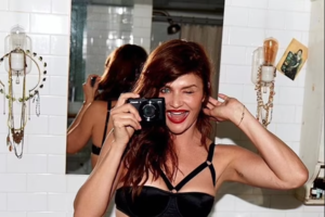 H Σάλμα Χάγιεκ βάζει φωτιά στο Instagram: Ποζάρει γυμνή μπροστά στον καθρέφτη [Εικόνα]