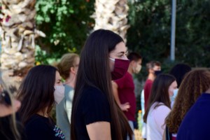 Κατασκευαστής των μασκών- γίγας για τους μαθητές: Φταίει η ΚΕΔΕ, εμείς είχαμε πει ότι είναι μεγάλες