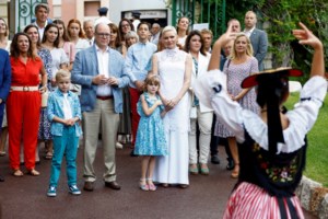 Back to school: Με αέρινο ροζ μίντι φόρεμα η Σαρλίν την πρώτη μέρα των διδύμων στο σχολείο - εικόνα 12