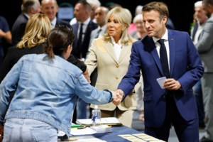 Νίκη Μακρόν στα σημεία: Έχει πέντε μέρες για να πείσει τους Γάλλους για αυτοδυναμία - Αμφισβήτηση από την πλευρά Μελανσόν