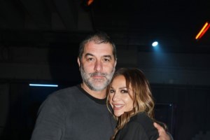 Μαραβέγιας - Σωτηροπούλου: Διαχυτικοί σε βραδινή έξοδο - Τα δημόσια φιλιά & οι αγκαλιές [εικόνες]