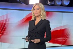 "Γκάφα" της Τζίμα στο δελτίο: Εβγαλε τσιγάρο και πήγε να καπνίσει, δεν ήξερε ότι είναι στον αέρα [βίντεο]