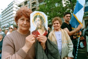 Νέες ταυτότητες: Ατελείωτες ουρές στα αστυνομικά τμήματα - Οργιάζουν οι ψεκασμένες θεωρίες για μικροτσίπ και "χάραγμα"