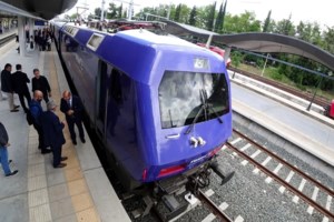 Ταλαιπωρία για επιβάτες τρένου: Προσέκρουσε σε πεσμένο κορμό δέντρου στον Άγιο Στέφανο - Αναχώρησε με 80 λεπτά καθυστέρηση