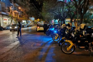 Σε αστυνομικό κλοιό τα κορονοπάρτι στις πλατείες: "Κυκλική" περιφρούρηση και ήπια αποτροπή - εικόνα 2