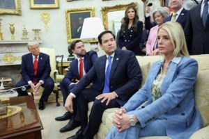 Κέιτλαν Κόλινς: Η 32χρονη του CNN που κάνει σκληρή αντιπολίτευση στον Τραμπ και έβαλε μπουρλότο στον Λευκό Οίκο - εικόνα 9