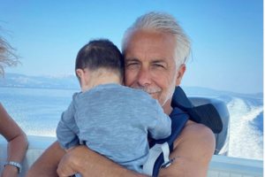 Άκης Πετρετζίκης: Έξοδος για καφέ με τον μπέμπη και την όμορφη Κωνσταντίνα του  [Εικόνες] - εικόνα 5