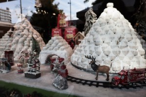 Πρεμιέρα σήμερα για το εορταστικό ωράριο - Οι ώρες που θα λειτουργούν τα μαγαζιά