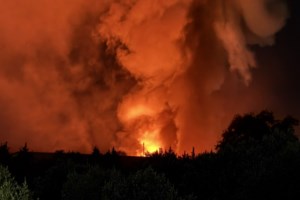 Φωτιά σε κτίριο στην Ομόνοια: Κυκλοφοριακές ρυθμίσεις στο σημείο