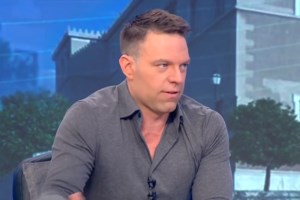 Κάλτσες με... αστακούς: Η τρολ εμφάνιση του Στέφανου Κασσελάκη στo "Καλημέρα Ελλάδα" πριν μπει φαντάρος