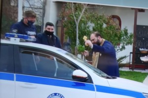 Εισαγγελική παρέμβαση  για τον παπά που έριχνε αγιασμό με τη μάνικα - [Βίντεο] - εικόνα 3