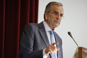 Συνάντηση Μητσοτάκη με Σαμαρά και Καραμανλή σε "παγωμένο κλίμα"- Αντήλλαξαν μια τυπική χειραψία με το ζόρι [εικόνες - βίντεο] - εικόνα 13