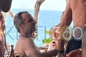 Σφακιά: Ο Ευάγγελος Αποστολάκης και ο εφοπλιστής Πατέρας το γλέντησαν σε ταβέρνα στο Λουτρό [βίντεο]