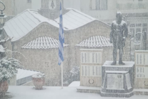 Κακοκαιρία "Μήδεια": Δύσκολη νύχτα για την Αττική με σφοδρές χιονοπτώσεις - Χιονιάς και στο κέντρο της Αθήνας με το 2ο κύμα