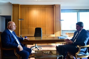 Καταγγελία κατά Αυγενάκη: Χτύπησε στο κεφάλι εργαζόμενο στο "Ελευθέριος Βενιζέλος" - "Δεν υπήρξε χειροδικία" απαντά ο ίδιος