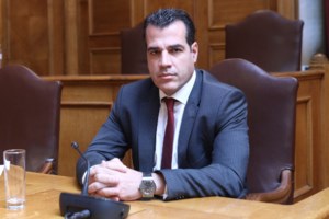 Ασκήσεις βηματισμού για την παρέλαση της 25ης Μαρτίου κάνει ο Κασσελάκης