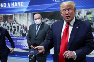 Κορονοϊός: Ο Τραμπ κορόϊδευε στο debate τον Μπάιντεν ότι φοράει μάσκα και τελικά... κόλλησε ο ίδιος και η Μελάνια - εικόνα 2