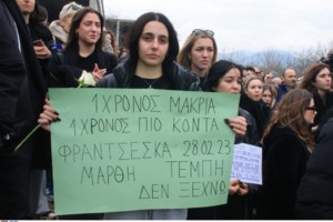 Συγκλονιστικό: Έγραψαν με κόκκινη μπογιά τα ονόματα των θυμάτων των Τεμπών μπροστά από το μνημείο του Αγνώστου Στρατιώτη