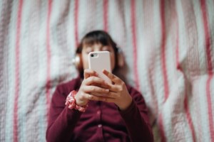 Σε κρίσιμο σημείο η υγεία των εφήβων, προειδοποιεί το Lancet