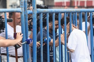 Τραγωδία στην Πύλο: Σε νοσηλεία 27 άτομα - Η ιστορία των δύο Σύρων αδερφών που αγκαλιάζονται μέσα από τα κάγκελα - εικόνα 2