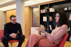 Η ροζ σημαία της Γεωργίας Λαλέ στο δημαρχείο της Αθήνας δίχασε το Twitter