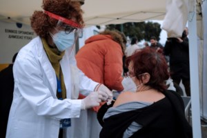 Ηλίας Μόσιαλος: Ο εμβολιασμός μειώνει τις πιθανότητες εμφάνισης της νόσου Long Covid