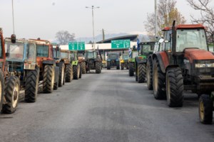 Αγρότες: Ανοιξαν οι σήραγγες στα Τέμπη - Οι αγρότες άφηναν τα ΙΧ, αλλά η ΕΛΑΣ απαγόρεψε την κυκλοφορία - εικόνα 3