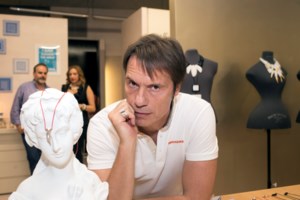 Σοφία Μαριόλα: Η σύζυγος του Στράτου Τζώρτζογλου πιο σέξι από ποτέ - Topless στη Σαντορίνη [Εικόνες]