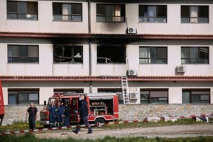 Συναγερμός στη Γλυφάδα: Ξέσπασε φωτιά σε ψυχιατρική κλινική - Απομακρύνθηκαν οι ασθενείς - εικόνα 2