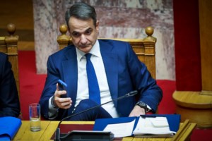 Κασσελάκης σε Μητσοτάκη: "Επαναφέρω την πρόταση για αξιοπρεπή αποχώρηση προτού το παρακράτος καταρρεύσει πάνω σας"