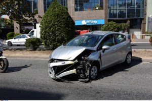 Τροχαίο με ανατροπή ΙΧ στην Κηφισιά - Απεγκλωβίστηκε σοαβαρά τραυματισμένη γυναίκα [βίντεο]