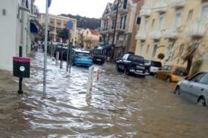 Σοκ στη Ναύπακτο: Καίγεται σπίτι από κεραυνό [Βίντεο]