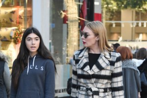 Μάρα Ζαχαρέα: Το αλάνθαστο winter look της στο χιονισμένο σπίτι της - Οι μπότες χιονιού και το ζεστό πανωφόρι