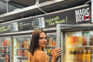 Ελεονώρα Μελέτη: Το μαύρο φόρεμα με την εκθαμβωτική πλάτη που φόρεσε σε επίσημη έξοδο - εικόνα 4