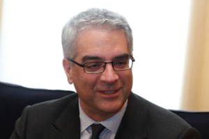 Χριστούγεννα με lockdown: Στις 11/12 ανοίγουν τα κομμωτήρια, στις 14/12 το λιανεμπόριο – Σύσκεψη στο Μαξίμου για το εμβόλιο